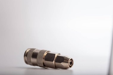 Açık gri arkaplana karşı pnömatik uygulamalar için bağlantı kesme ya da bağlayıcıName