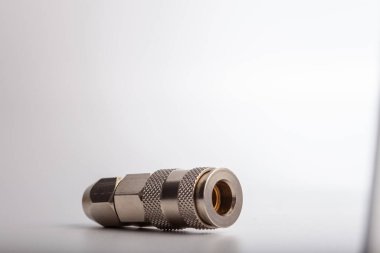 Açık gri arkaplana karşı pnömatik uygulamalar için bağlantı kesme ya da bağlayıcıName