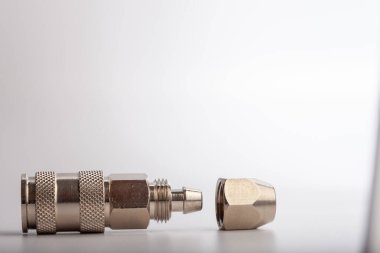 Açık gri arkaplana karşı pnömatik uygulamalar için bağlantı kesme ya da bağlayıcıName