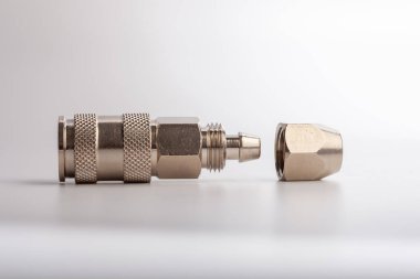 Açık gri arkaplana karşı pnömatik uygulamalar için bağlantı kesme ya da bağlayıcıName