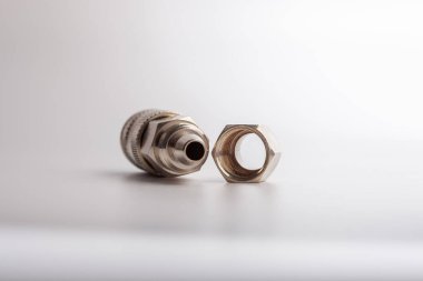 Açık gri arkaplana karşı pnömatik uygulamalar için bağlantı kesme ya da bağlayıcıName