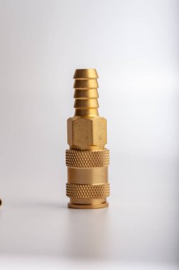 açık gri arkaplana karşı pirinç dikenli hortum adaptörü