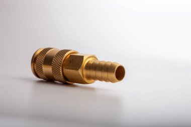 açık gri arkaplana karşı pirinç dikenli hortum adaptörü