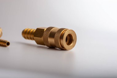 açık gri arkaplana karşı pirinç dikenli hortum adaptörü