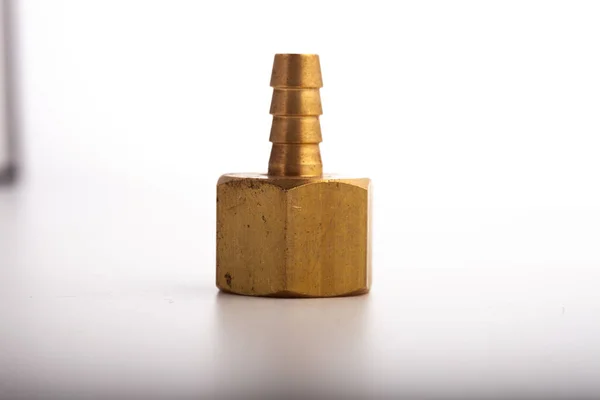 açık gri arkaplana karşı pirinç dikenli hortum adaptörü