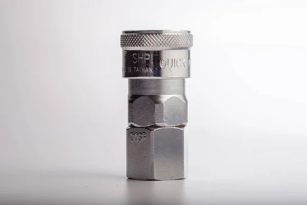 Açık gri arkaplana karşı pnömatik sistemler için paslanmaz çelik konnektörü