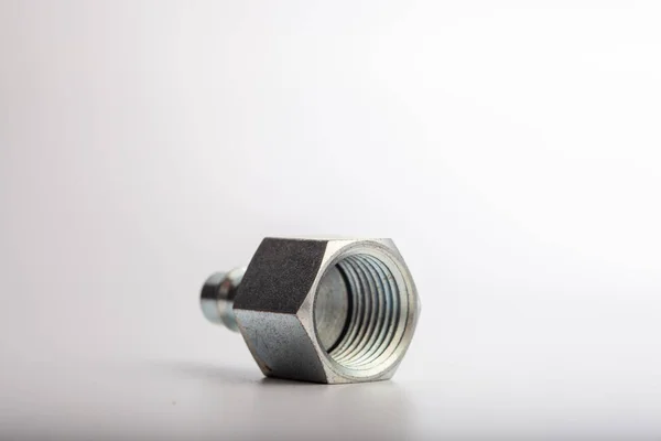 Açık gri arkaplana karşı pnömatik sistemler için paslanmaz çelik konnektörü