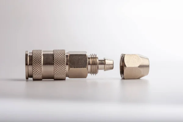 Açık gri arkaplana karşı pnömatik uygulamalar için bağlantı kesme ya da bağlayıcıName