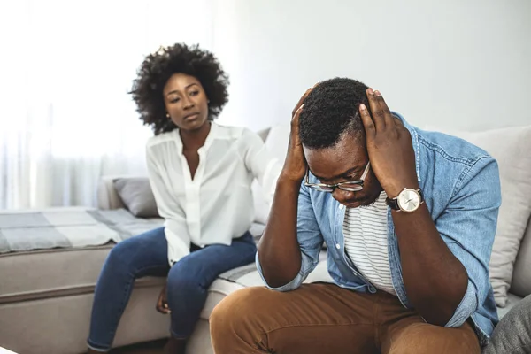 Furia Furiosa Hombre Gritándole Mujer Pareja Enojada Discutiendo Sala Estar — Foto de Stock