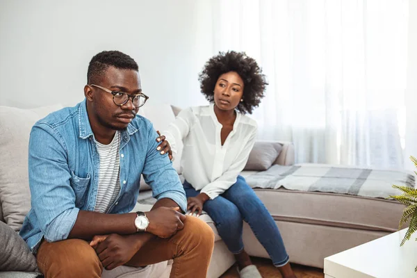 Furia Furiosa Hombre Gritándole Mujer Pareja Enojada Discutiendo Sala Estar — Foto de Stock