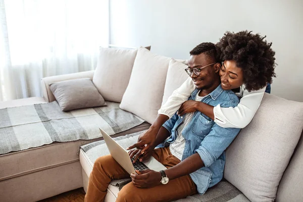 Aantrekkelijk Koppel Met Laptop Samen Bank Online Winkelen Woonkamer Aantrekkelijk — Stockfoto