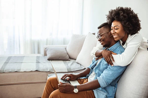 Gelukkig Afro Amerikaans Paar Met Behulp Van Laptop Goed Nieuws — Stockfoto