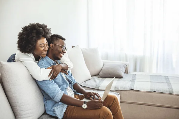 Jovem Casal Africano Feliz Com Computador Portátil Feliz Casal Negro — Fotografia de Stock