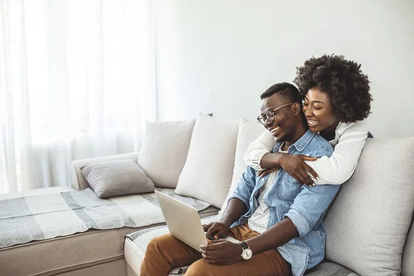 Vrolijk Stel Ontspannen Samen Bank Surfen Internet Laptop Thuis Jong — Stockfoto