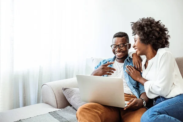 Fotografía Una Joven Pareja Usando Portátil Sofá Casa Sofá Surf — Foto de Stock