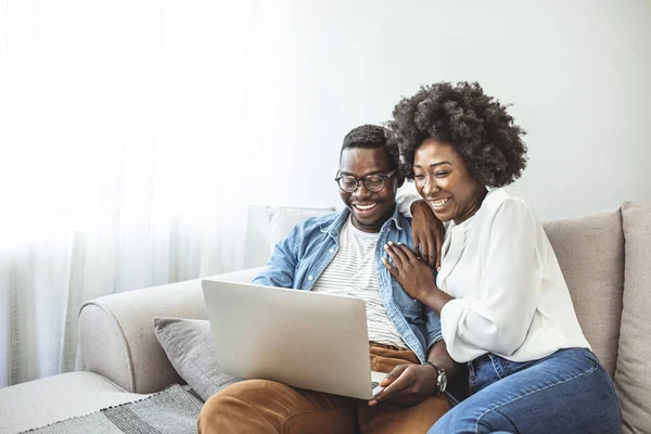 Pasangan Kulit Hitam Muda Duduk Sofa Menggunakan Laptop Pasangan Kulit — Stok Foto