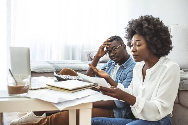 Couple Afro Américain Stressé Recherche Frustré Ayant Pas Argent Pour — Photo