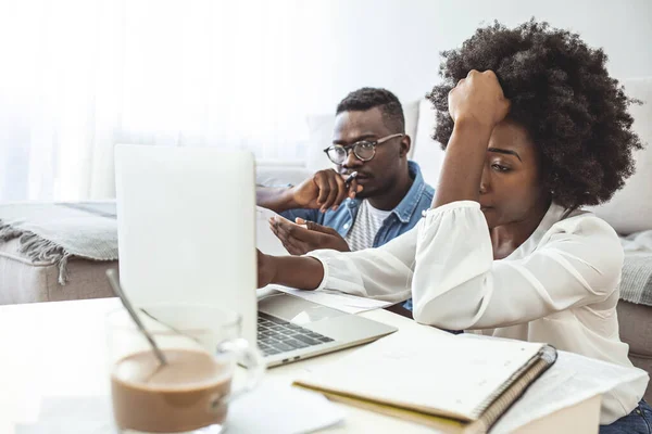 Couple Afro Américain Stressé Recherche Frustré Ayant Pas Argent Pour — Photo