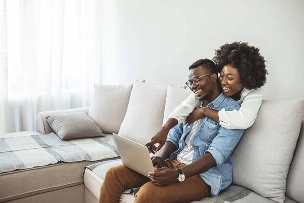 Feliz Pareja Jóvenes Raza Mixta Usando Ordenador Portátil Mirando Pantalla Imagen De Stock