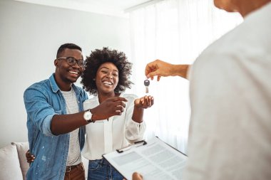 Genç aşık bir çift aile hayatına başlıyor. Bağımsız bir ev sahibi olma şansına sahipler. Anahtarı yeni bir daireden, sosyal konuttan, yeni bir daireden, yeni bir daireden, emlakçıyla görüşme şansına sahipler.