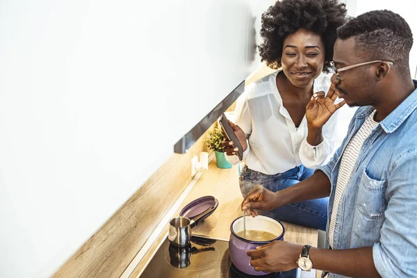 Schönes Junges Paar Benutzt Ein Smartphone Und Lächelt Beim Kochen — Stockfoto