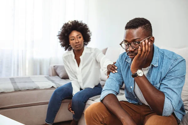 Cortado Tiro Una Pareja Joven Infeliz Después Una Pelea Casa — Foto de Stock