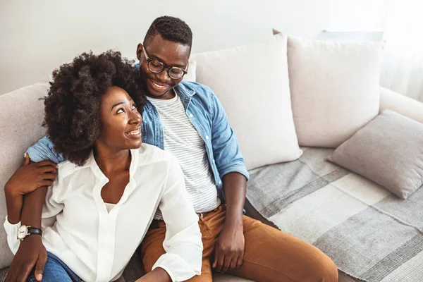 Coup Feu Couple Reposant Sur Canapé Regardant Télévision Jeune Couple — Photo