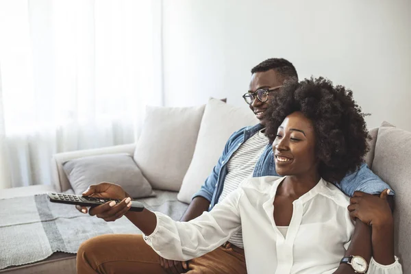 Close Van Koppel Zitten Bank Hun Woonkamer Kijken Lachen Romantisch — Stockfoto