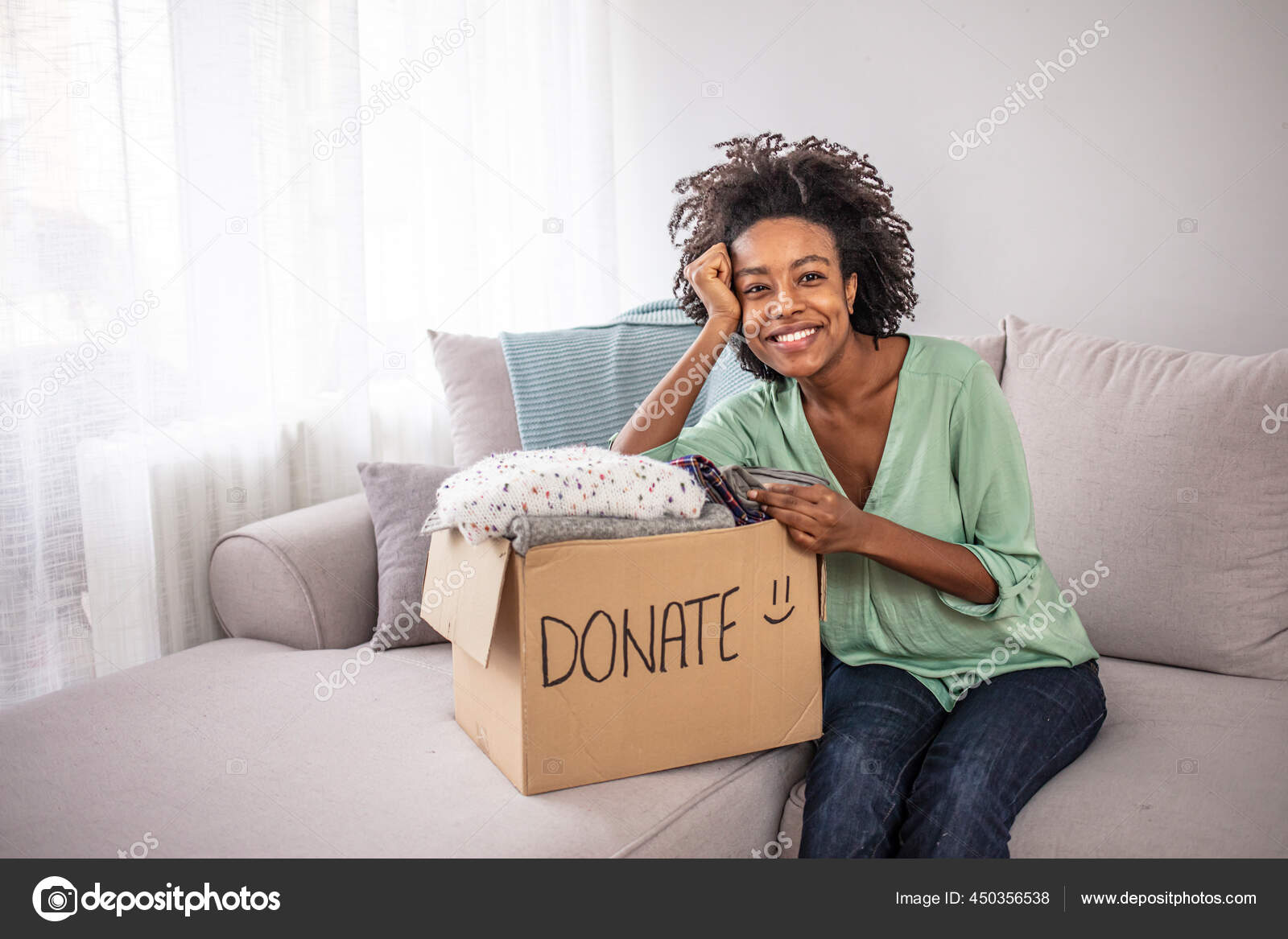 Mujer Poniendo Ropa Una Caja Carbohidratos Con Texto Donar Escrito