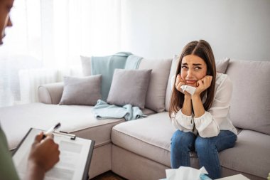 Hasta kötü haberler alıyor, çaresiz ve ağlıyor, doktor desteğiyle ve hastasına sempati ile bakıyor. Merak etme, bu tıbbi test o kadar da kötü değil. Kayıp konseptiyle başa çıkmak. Ön planda bulanık terapist