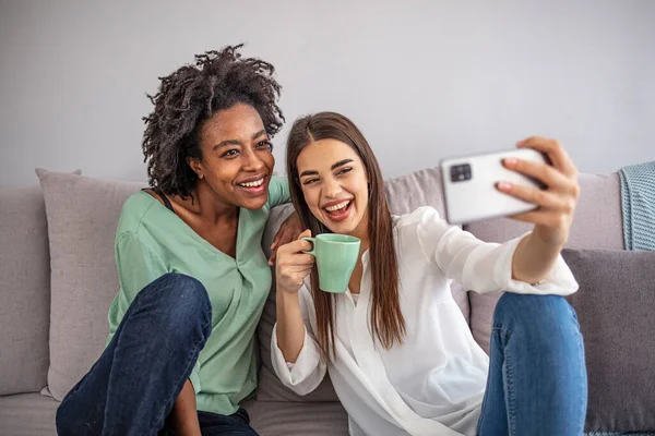 Foto Close Indah Menakjubkan Dia Teman Teman Wanita Yang Lucu — Stok Foto