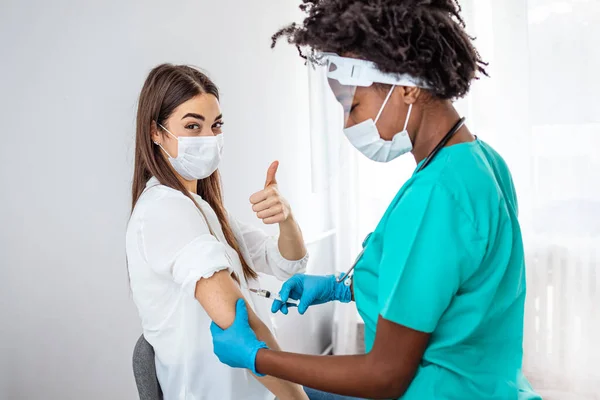 Girl Gesturing Thumbs Отримує Coronavirus Vaccine Injection Hospital Ковід Вакцинація — стокове фото