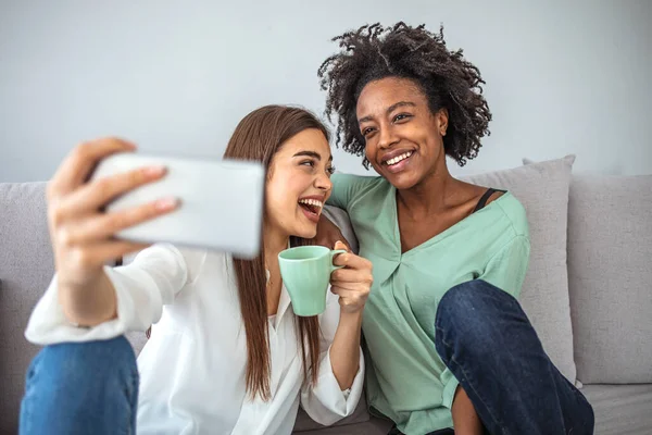 Teman Multikultural Yang Bersemangat Mengambil Foto Selfie Dan Tertawa Tembakan — Stok Foto