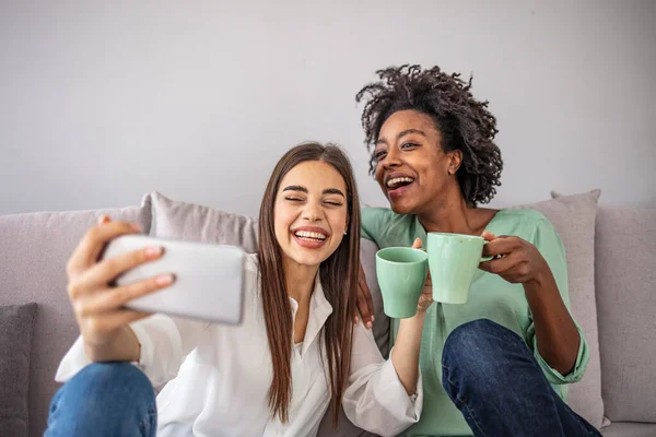 Teman Multikultural Yang Bersemangat Mengambil Foto Selfie Dan Tertawa Tembakan — Stok Foto