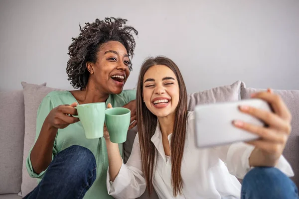 Una Foto Dos Amigas Haciéndose Selfies Apartamento Mis Compañeros Cuarto Imagen De Stock