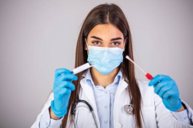 COVID-19, Coronavirus örnek toplama kiti, PPE koruyucu giysi maskeli eldivenler, OP NP hasta numunesi almak için test tüpü, PCR DNA test süreci