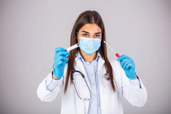 Medische Technicus Het Bezit Van Covid Wattenstaafjes Met Beschermende Masker — Stockfoto