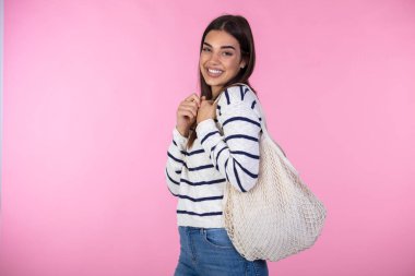 Kopya alanı ile sıfır atık kavramı. Elinde pamuk alışverişi yapan ve tekrar kullanılabilir alışveriş torbaları olan bir kadın. Çevre dostu ağ tüccarı. Sıfır atık, plastiksiz konsept