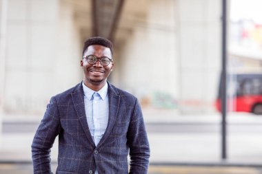 Yakışıklı bir gencin şehirde yürürken çekilmiş görüntüsü. Sokaktaki iş adamı. İş kavramı. Şehirdeki yakışıklı bir gencin portresi.