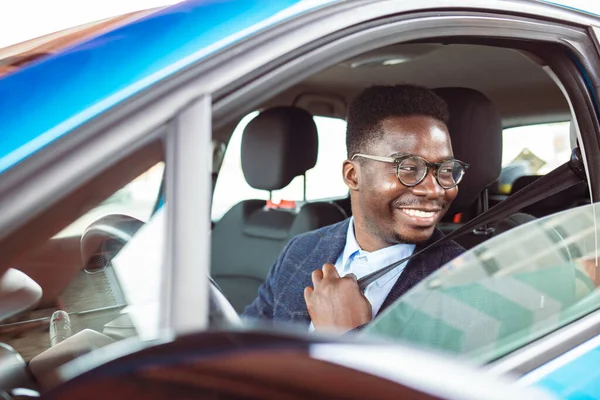 Geschäftsmann Auto Sicherheitsgurt Sicheres Fahrkonzept Sicherheit Auto Geschäftsmann Schnallt Sich — Stockfoto