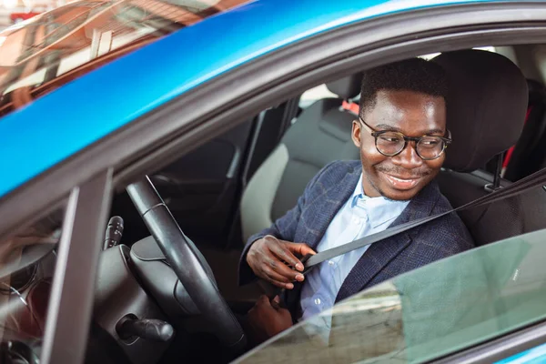 Porträt Eines Lächelnden Afroamerikaners Der Sich Anschnallt Und Seinem Auto — Stockfoto