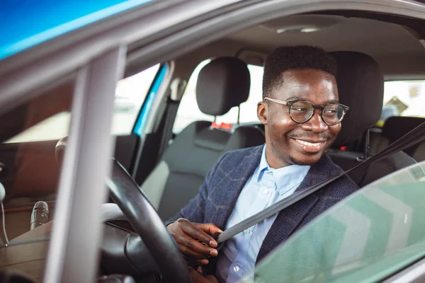 Porträt Eines Lächelnden Afroamerikaners Der Sich Anschnallt Und Seinem Auto — Stockfoto