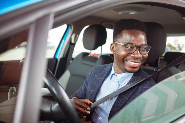 Mann Schnallt Sicherheitsgurt Auto Schnallen Sie Sich Vor Der Fahrt — Stockfoto