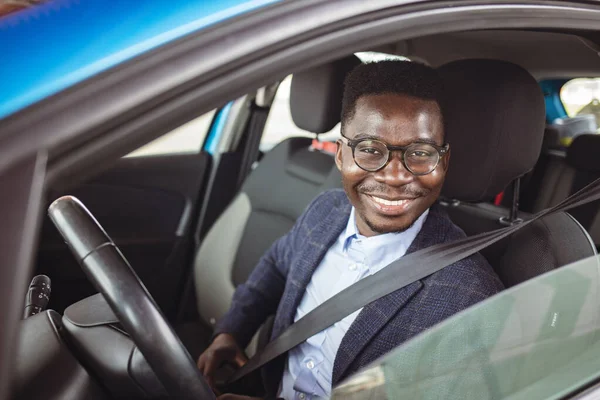 Befestigen Sie Den Autogurt Sicherheitsgurt Zuerst Während Der Fahrt Porträt — Stockfoto