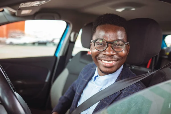 Jeune Homme Heureux Attachant Ceinture Sécurité Avant Voyage Voiture Regardant — Photo