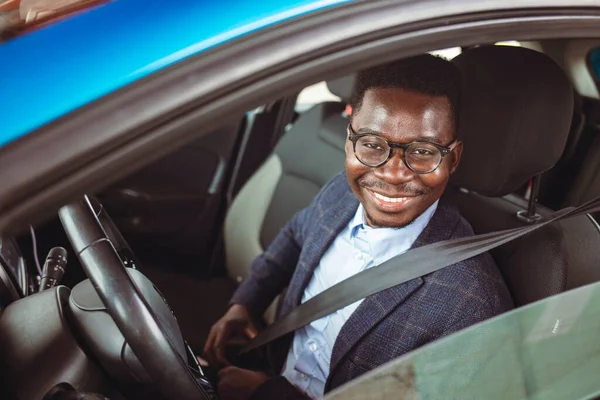 Junger Glücklicher Mann Schnallt Sich Vor Einer Autofahrt Den Sicherheitsgurt — Stockfoto