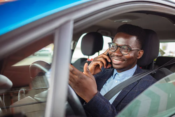 Transport Koncepcja Pojazdu Człowiek Korzystający Telefonu Podczas Jazdy Samochodem Uśmiechnięty — Zdjęcie stockowe
