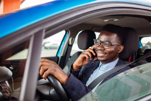 Portret Młodego Kierowcy Korzystającego Telefonu Komórkowego Podczas Jazdy Samochodem Uśmiechającego — Zdjęcie stockowe