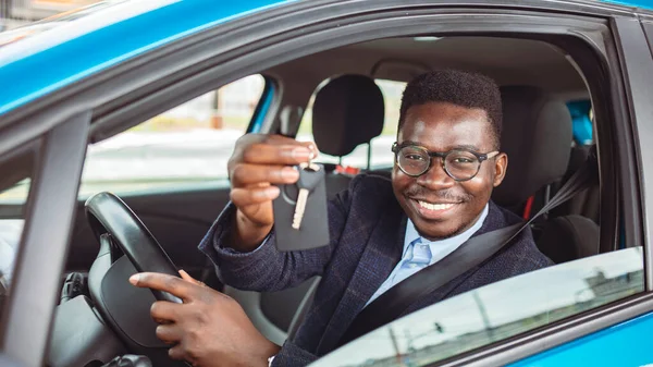 Porträt Eines Glücklichen Jungen Mannes Der Den Schlüssel Neuen Auto — Stockfoto