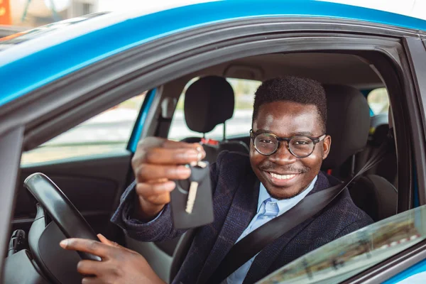 Nahaufnahme Porträt Glücklich Lächelnd Junger Mann Käufer Sitzt Seinem Neuen — Stockfoto